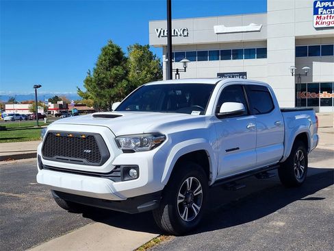 Used 2017 Toyota Tacoma TRD Sport w/ Premium & Technology Package image 8