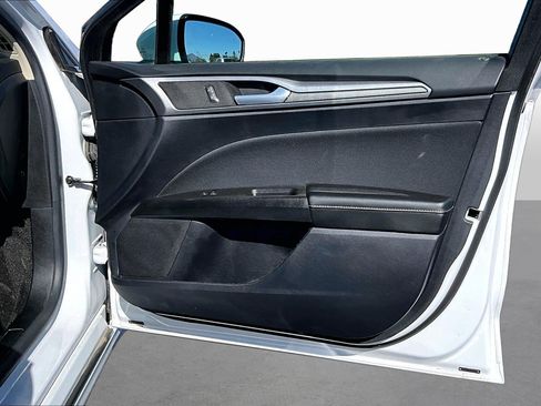 Used 2020 Ford Fusion SE FWD image 18