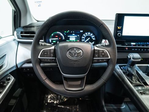 Used 2025 Toyota Sienna XLE image 28