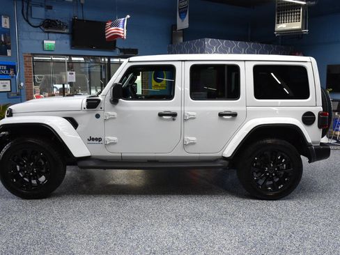 Used 2025 Jeep Wrangler Unlimited Sahara w/ Safety Group AWD/4WD image 8