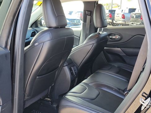 Used 2019 Jeep Cherokee Latitude Plus w/ Cold Weather Group AWD/4WD image 14