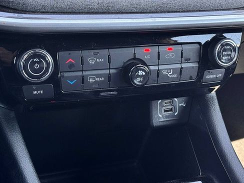Used 2023 Jeep Compass Latitude w/ Sun and Sound Group AWD/4WD image 19