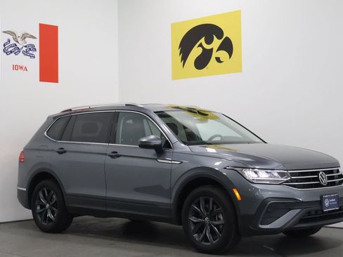 Used 2023 Volkswagen Tiguan SE image 1