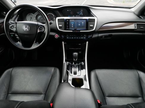 Used 2017 Honda Accord EX-L image 10
