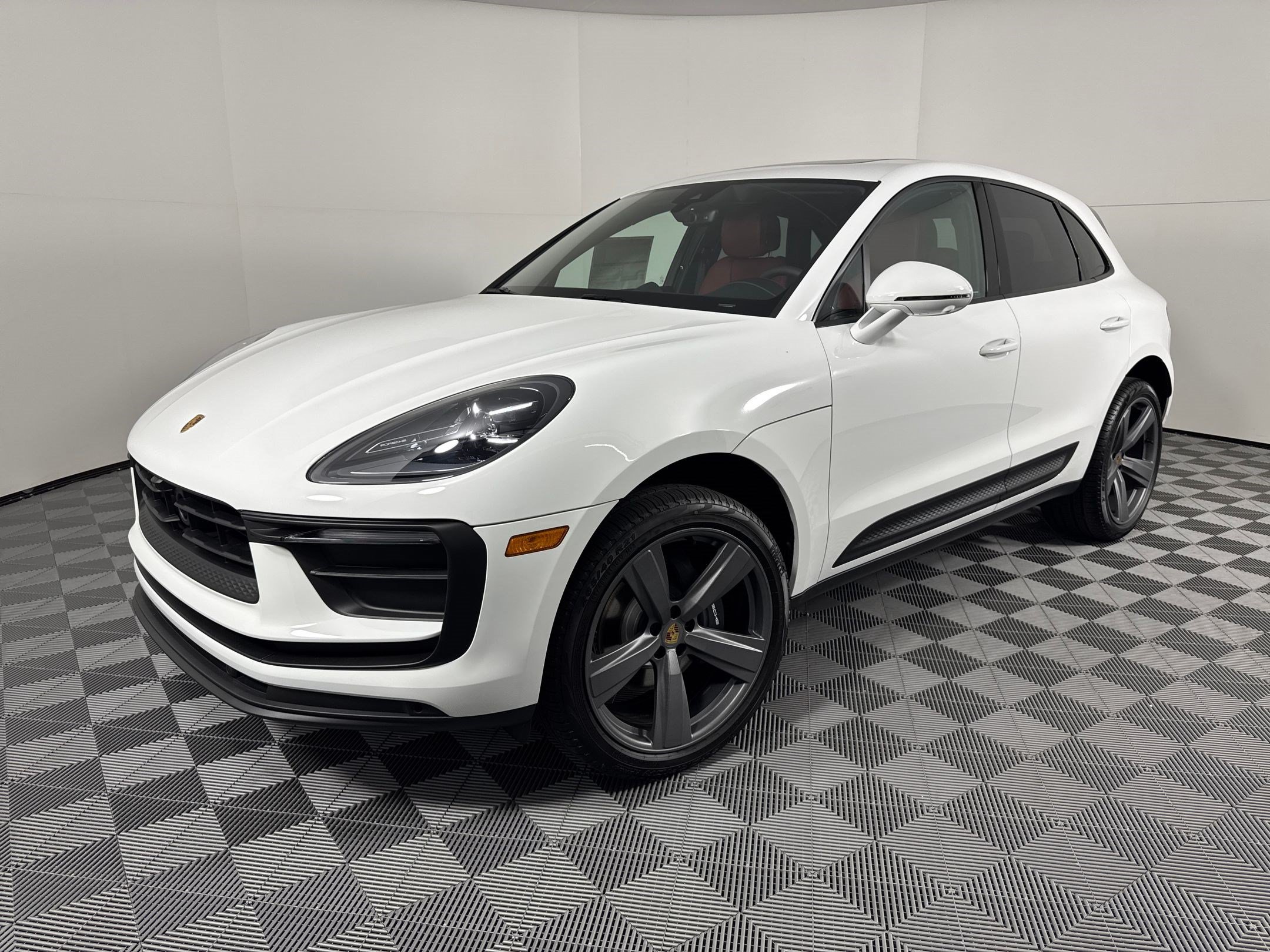 Certified 2026 Porsche Macan AWD/4WD image 1