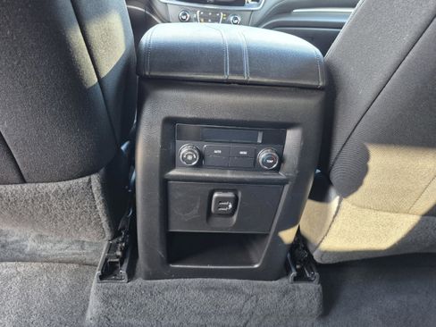 Used 2023 Chevrolet Traverse LT FWD image 17
