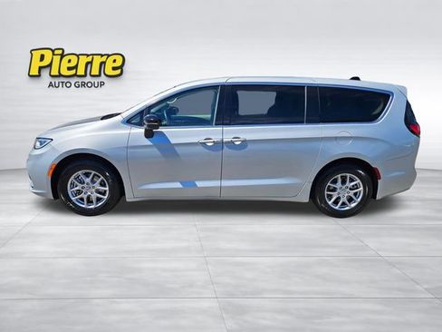 Used 2024 Chrysler Pacifica Touring-L FWD image 2