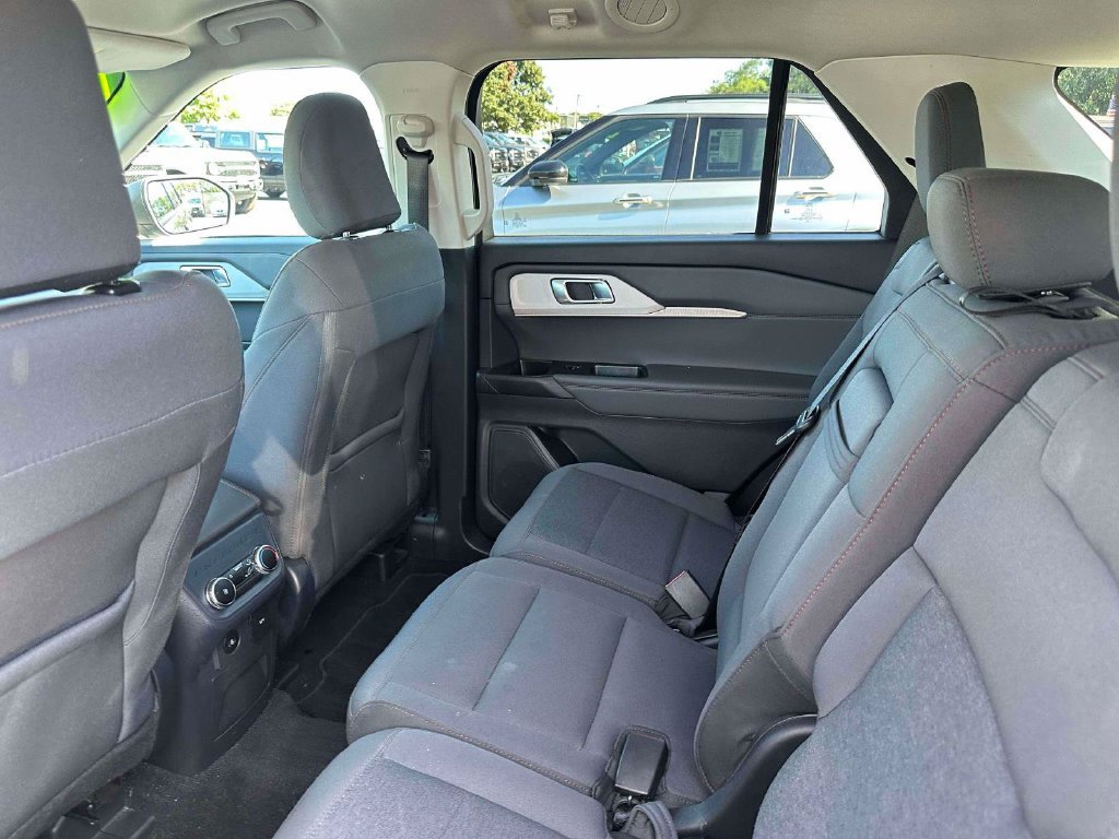 Used 2025 Ford Explorer Active AWD/4WD image 10