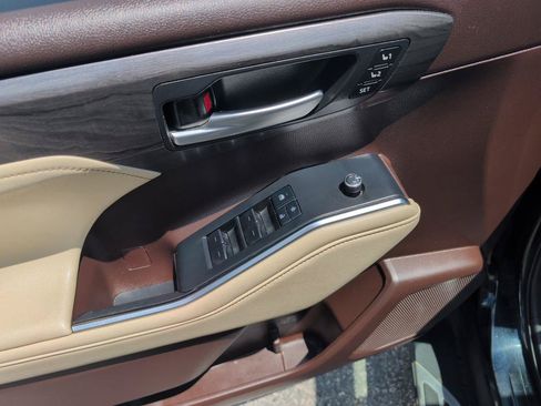 Used 2021 Toyota Highlander Platinum AWD/4WD image 17