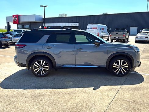 Used 2025 Nissan Pathfinder Platinum image 4