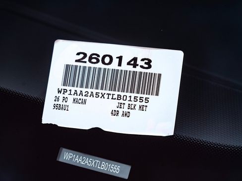 Certified 2026 Porsche Macan AWD/4WD image 31