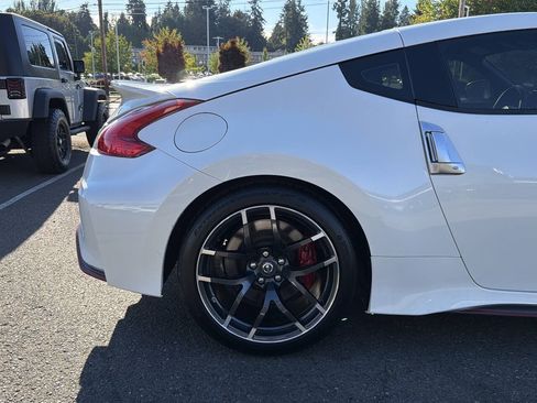 Used 2016 Nissan 370Z NISMO RWD image 11