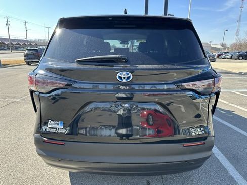Used 2024 Toyota Sienna LE image 17