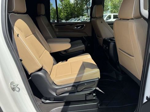 Used 2023 Chevrolet Suburban Premier w/ Premium Package 2 AWD/4WD image 16
