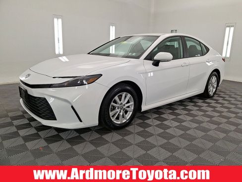 Certified 2025 Toyota Camry LE image 1