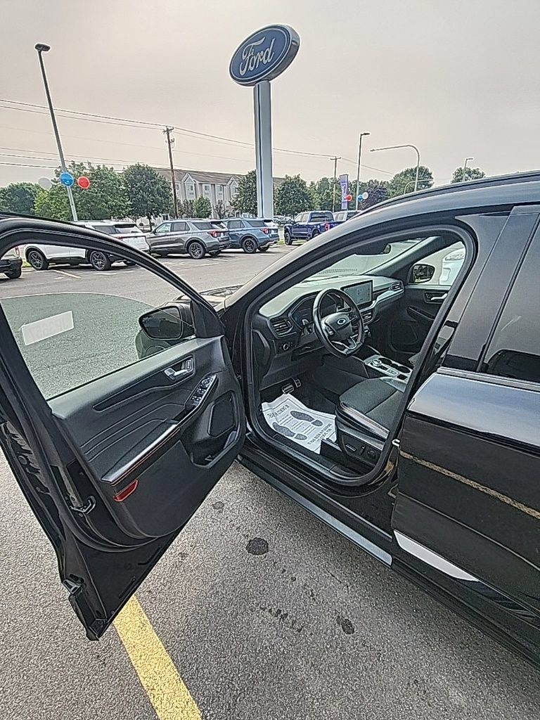 Used 2023 Ford Escape ST-Line w/ Tech Pack #1 AWD/4WD image 17