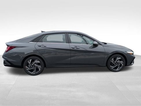 Used 2025 Hyundai Elantra Limited FWD image 8