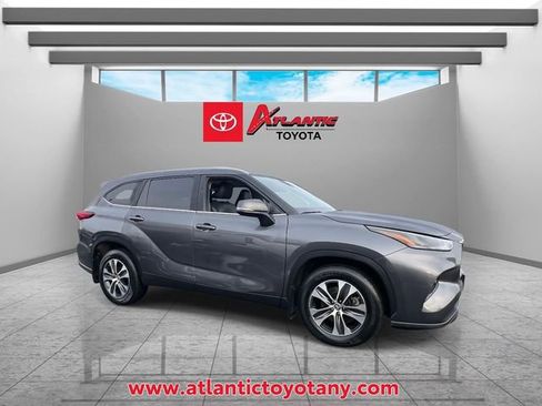 Used 2023 Toyota Highlander XLE AWD/4WD image 6