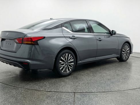 Used 2025 Nissan Altima 2.5 SV image 9