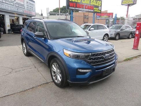 Used 2020 Ford Explorer XLT w/ Equipment Group 202A AWD/4WD image 3