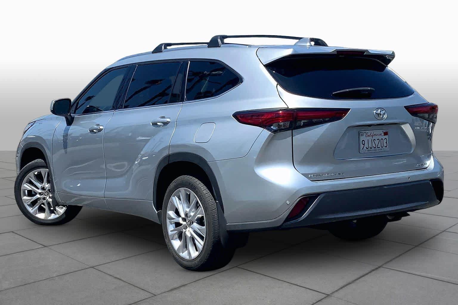 Used 2023 Toyota Highlander Limited FWD image 11