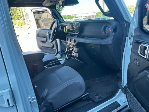 Used 2024 Jeep Wrangler Unlimited Rubicon w/ Dual Top Group AWD/4WD image 28