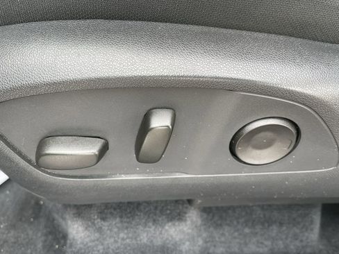 Used 2025 Chevrolet Traverse LT FWD image 12