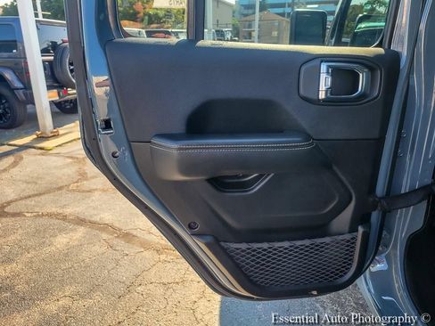 Used 2025 Jeep Wrangler Unlimited Sahara w/ Safety Group AWD/4WD image 19