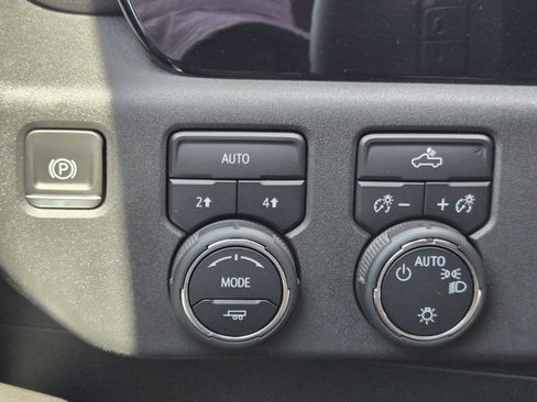 Used 2022 Chevrolet Silverado 1500 LT AWD/4WD image 19