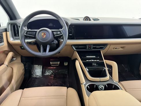 Certified 2025 Porsche Cayenne AWD/4WD image 24