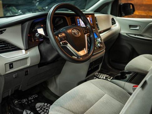 Used 2016 Toyota Sienna LE image 8