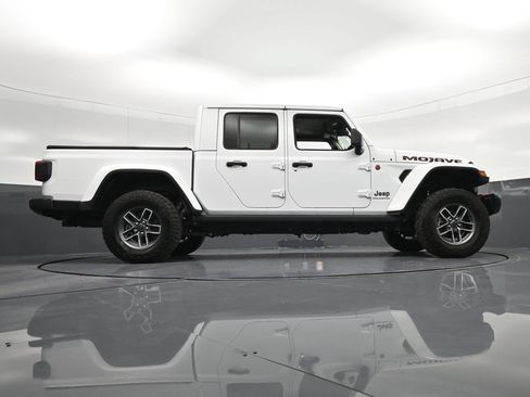 Used 2025 Jeep Gladiator Mojave w/ Convenience Group AWD/4WD image 30