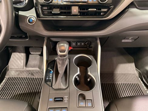 Used 2020 Toyota Highlander XLE image 25