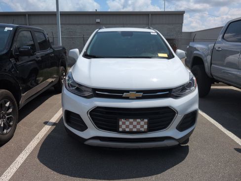 Used 2018 Chevrolet Trax LT w/ LT Convenience Package FWD image 3