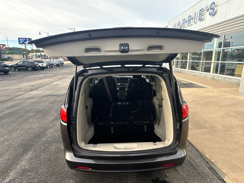 Used 2020 Chrysler Voyager Lxi FWD image 11