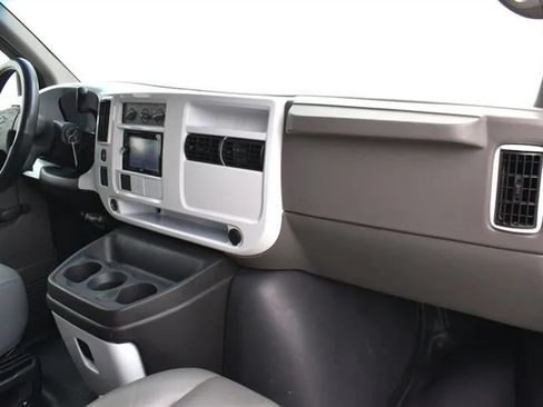 Used 2006 Chevrolet Express 3500 RWD image 12