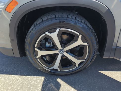 Used 2025 Volkswagen Tiguan SE image 25