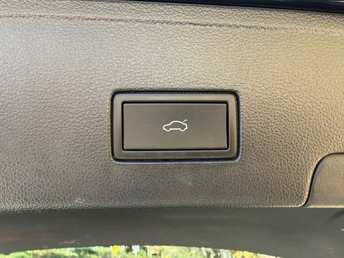 Used 2022 Volkswagen Atlas Cross Sport SE w/ Panoramic Sunroof Package image 17