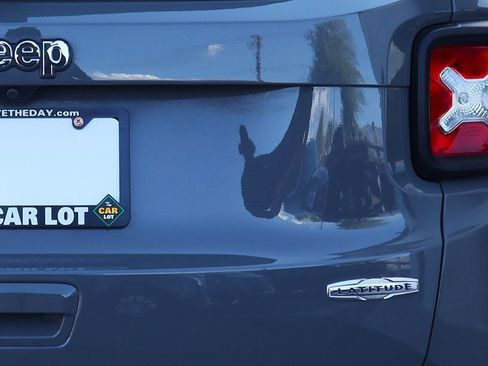 Used 2022 Jeep Renegade Latitude w/ Convenience Group image 21