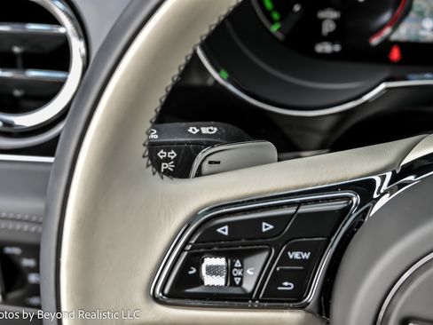 Used 2023 Bentley Bentayga Plug-In Hybrid image 39