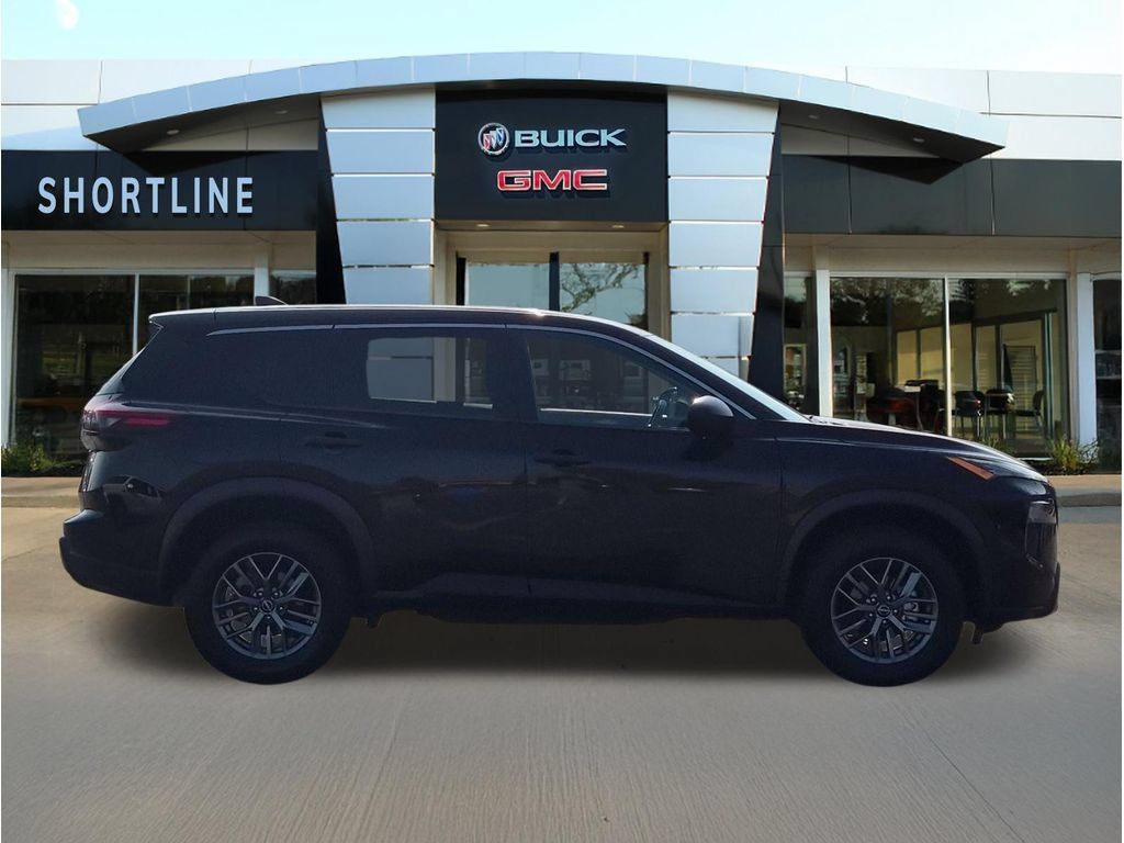 Used 2024 Nissan Rogue S AWD/4WD image 2