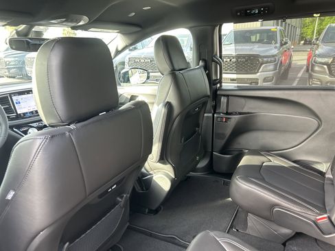 New 2026 Chrysler Pacifica Select image 58
