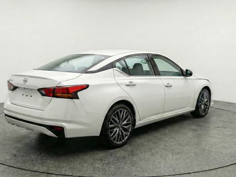 Used 2025 Nissan Altima 2.5 SV FWD image 9