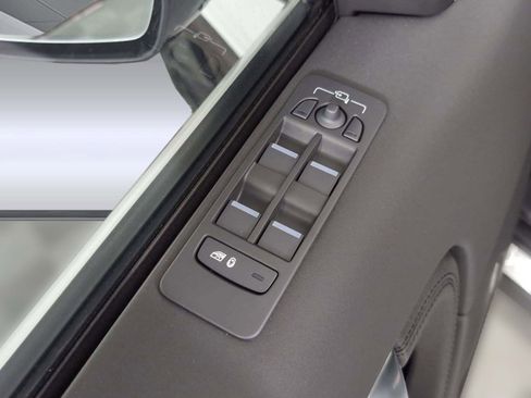 Used 2025 Land Rover Discovery Sport S image 21