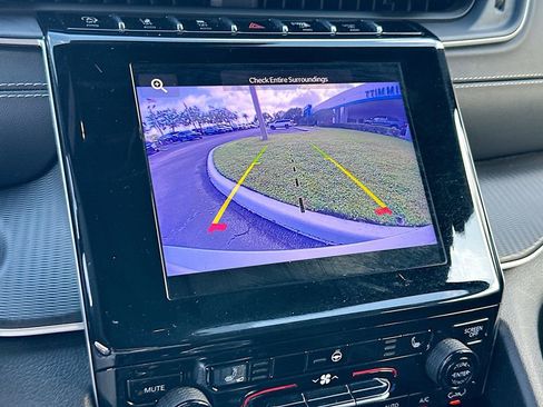 Used 2023 Jeep Grand Cherokee L Laredo image 14