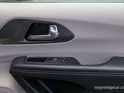 Used 2023 Chrysler Pacifica Touring-L FWD image 16