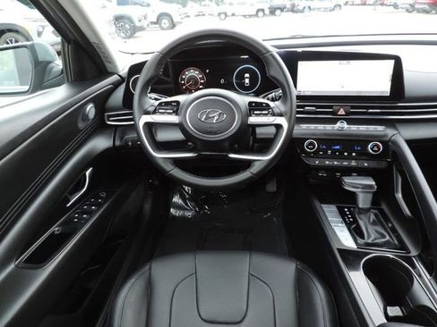 Used 2022 Hyundai Elantra Limited image 19