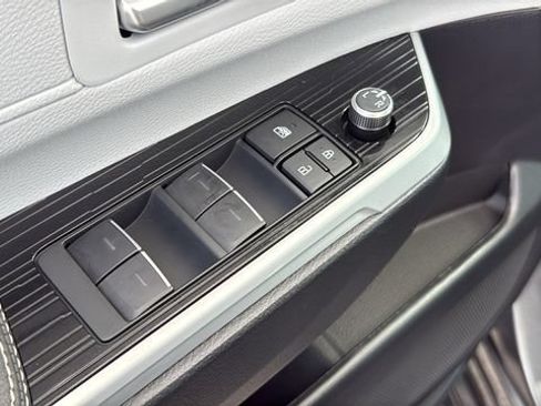 Used 2025 Toyota Sienna XSE w/ XSE Plus Package FWD image 19