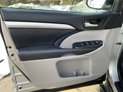 Used 2019 Toyota Highlander XLE image 17