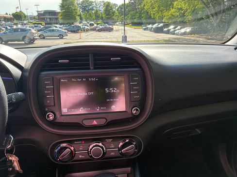 Used 2025 Kia Soul LX w/ LX Technology Package FWD image 27